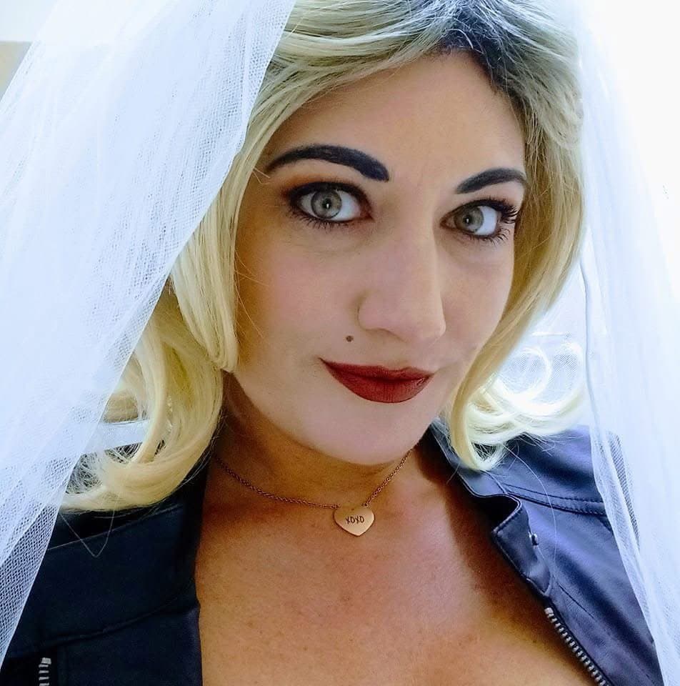 Bored housewife loves knowing she’s being stroked to