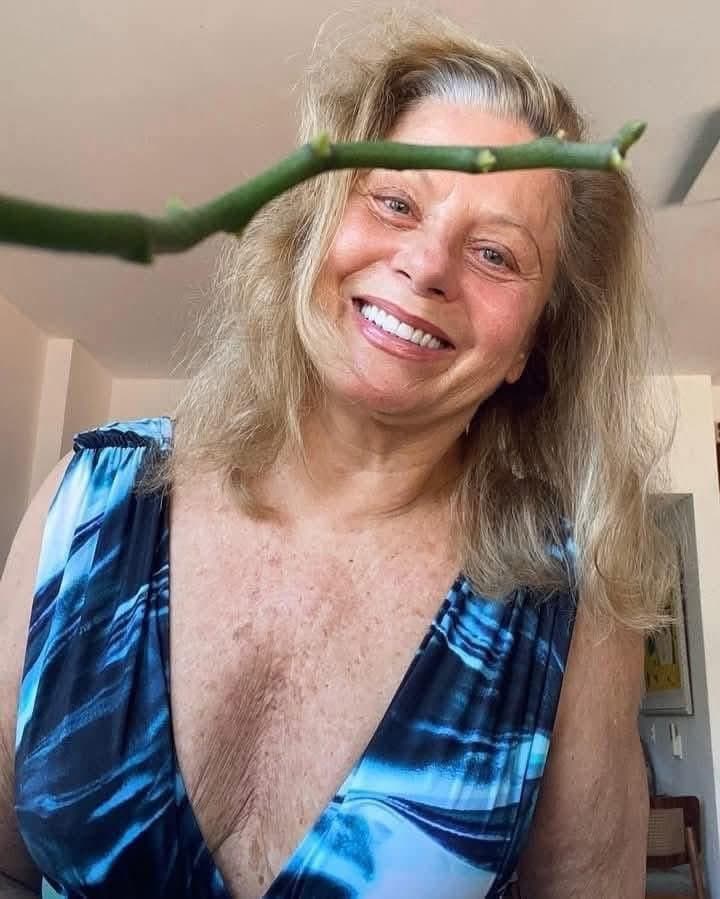 FAMOSA ATRIZ coroa madura Vera Fischer, sem filtro e sem truques aos 73 anos. Brasil.