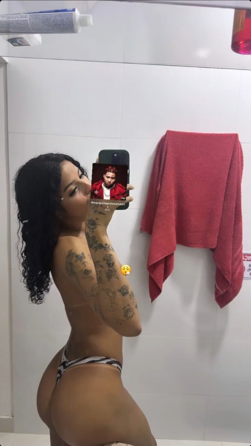 Bati tanto punheta para ela que acho que engravidei essa preta gostosa rabuda que gosta de se exibir