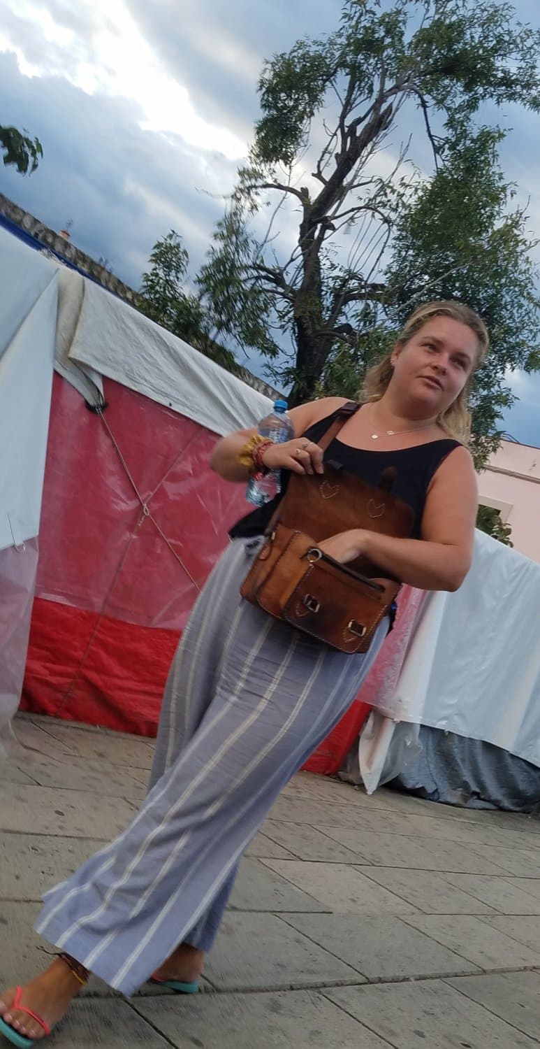 Thick legs, big hips, pretty feet and toes (cute girl in shorts)