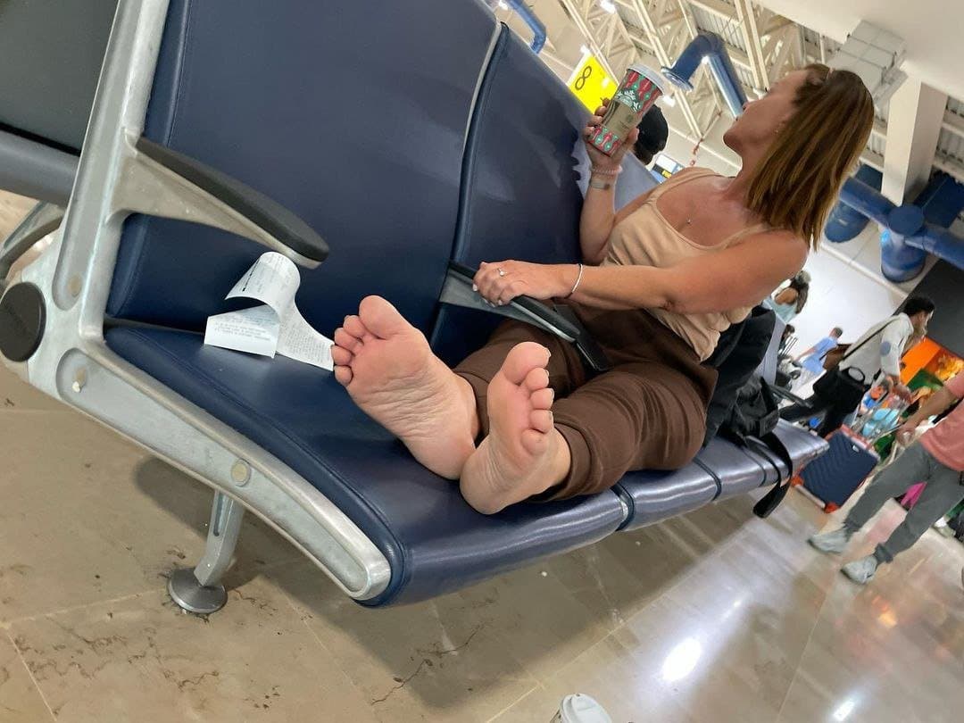 Public barefoot Creeping