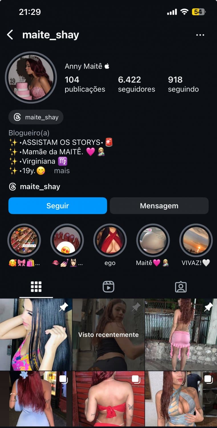 Novinha dando palhinha de peito no baile