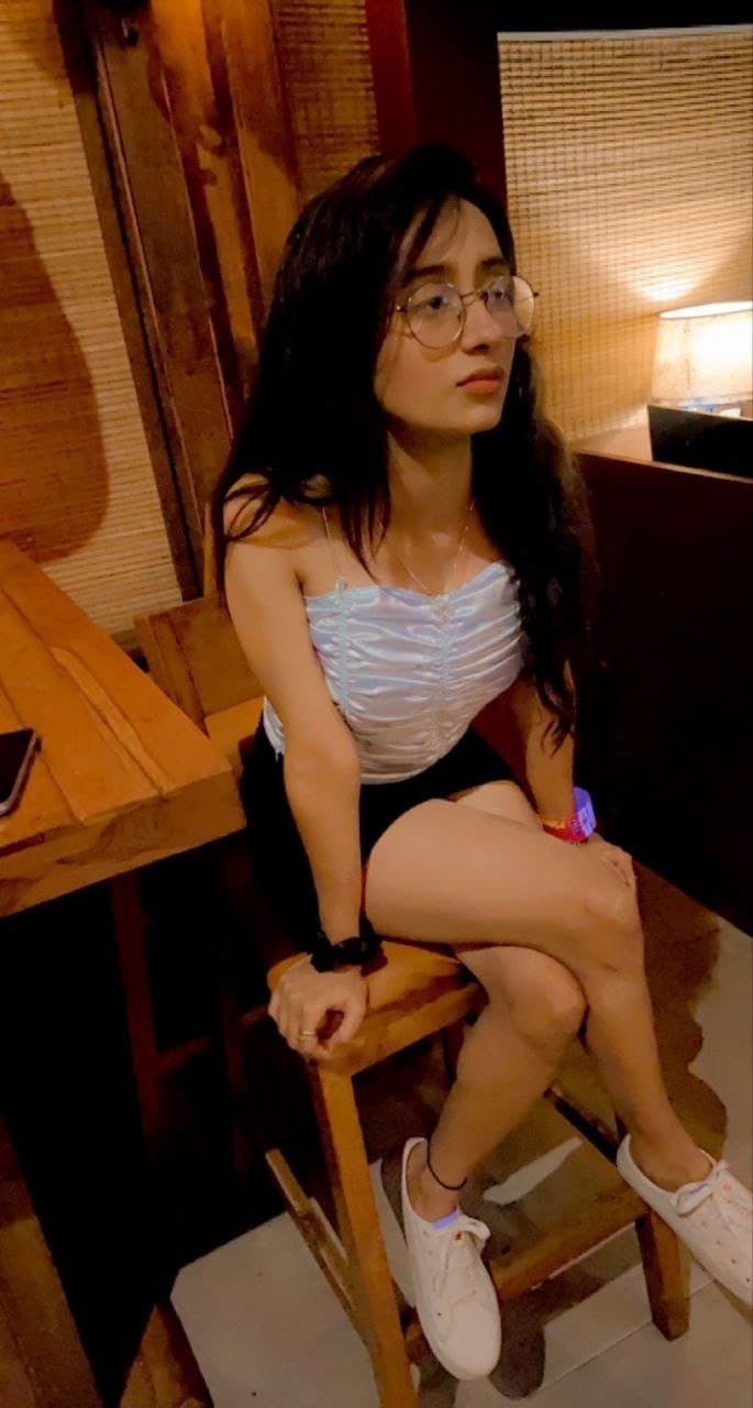 Desi Indian Horny Beautiful Club Girl With Different Guys Full Nude & Sucking Dick Blowjob