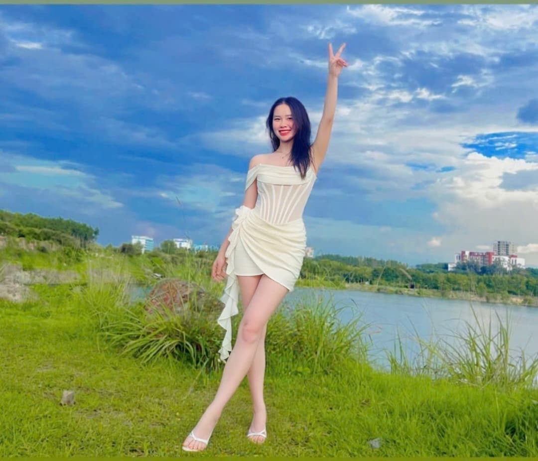 Sexy vietnam PE teacher, juicy fat ass and wet pussy when she teach her student, look at her beaty