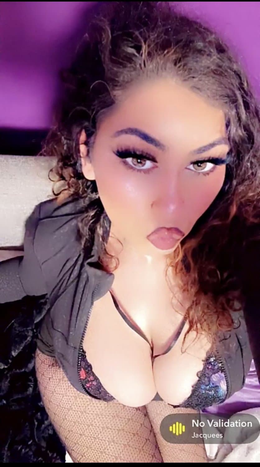 Click to view full size Big ass sexy Indian NRI with big tits leaked smoking ?? A