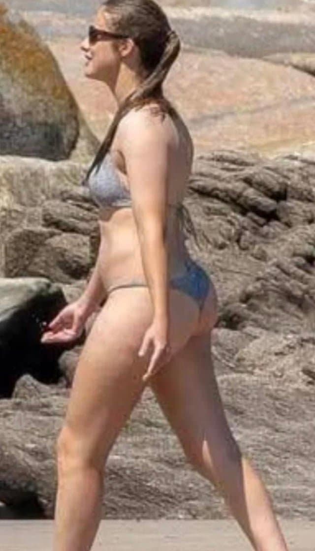 Ella le encanta que nos masturbemos con su orto ella pide pija a gritos y que le den duro