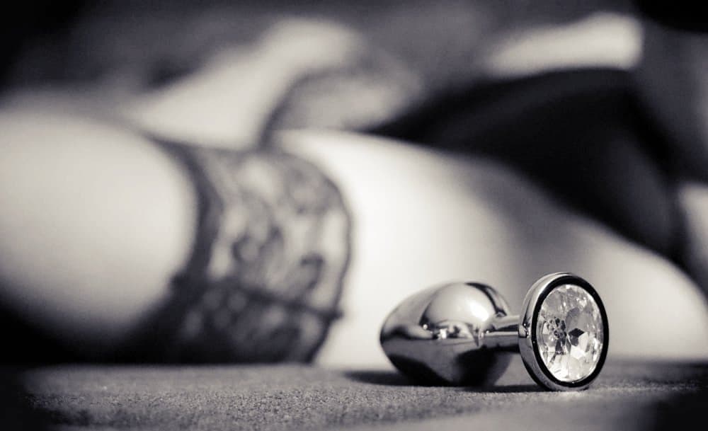 Dévoilant la chatte étendue