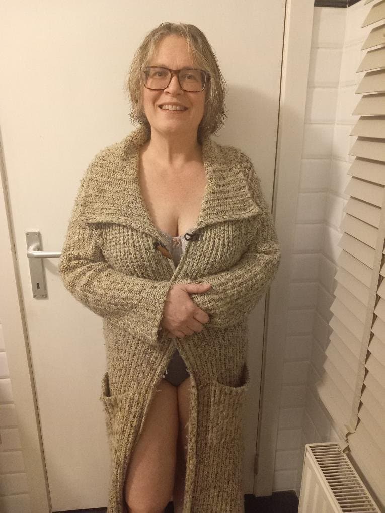 Wer will sie ficken..geile 3loch fickstute aus Belgien. Liebt Sperma und blasen ficken und fisten ❤️