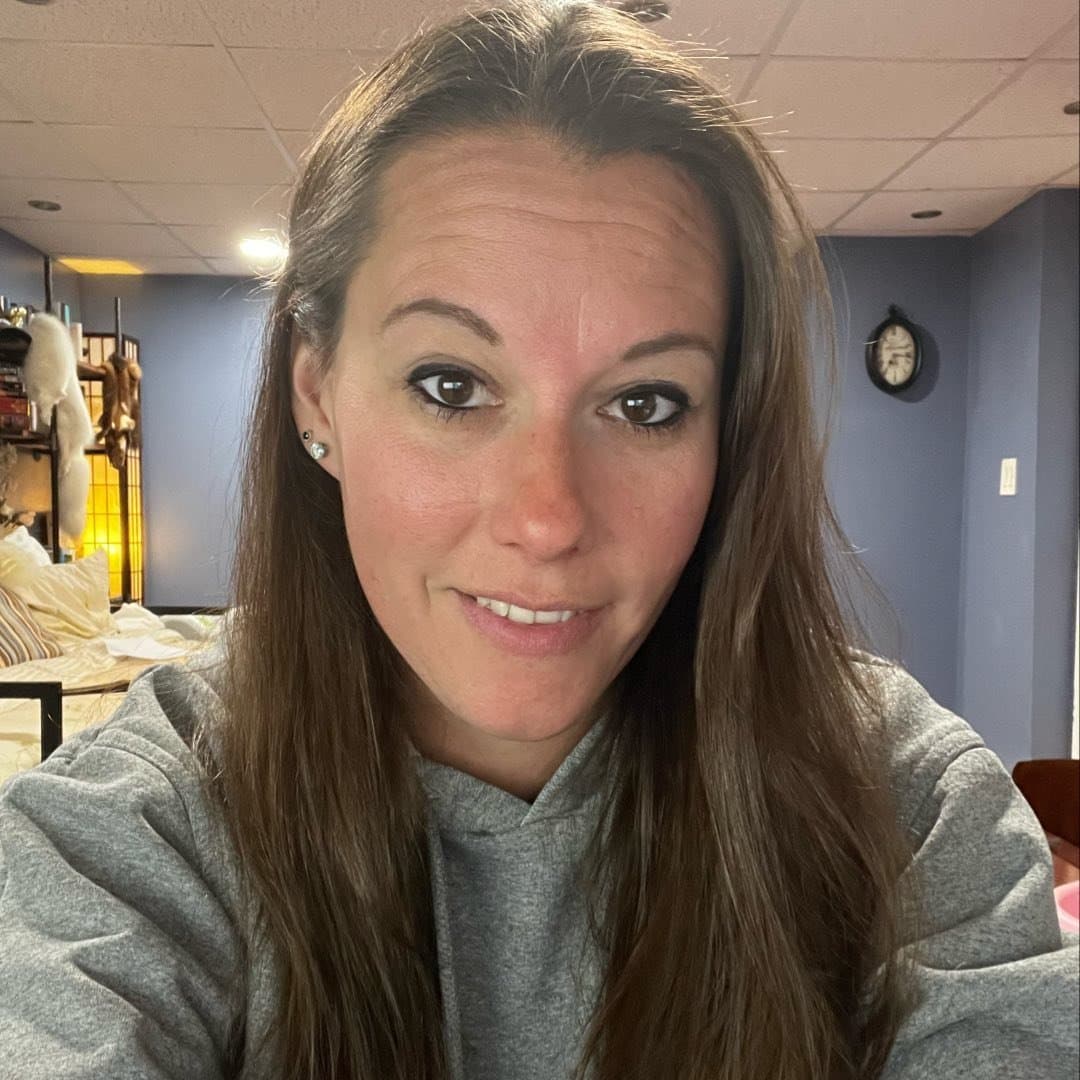 Thanks to slomo, we can properly see Manda’s little titties at the club