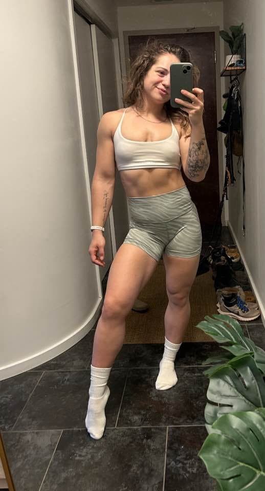 Sexy KIK slut shows off her fit body