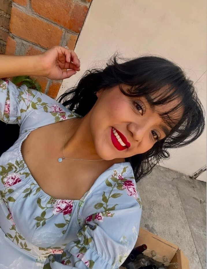 Click to view full size La Enfermera Monserrat Espera Su Dosis De Leche