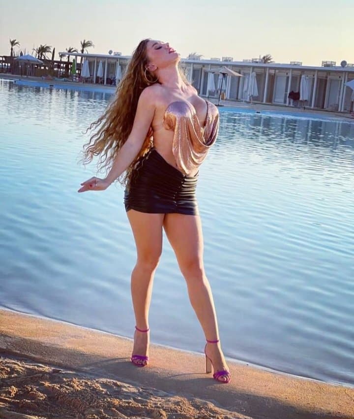 Sexy arabic blonde bellydancer form egypt