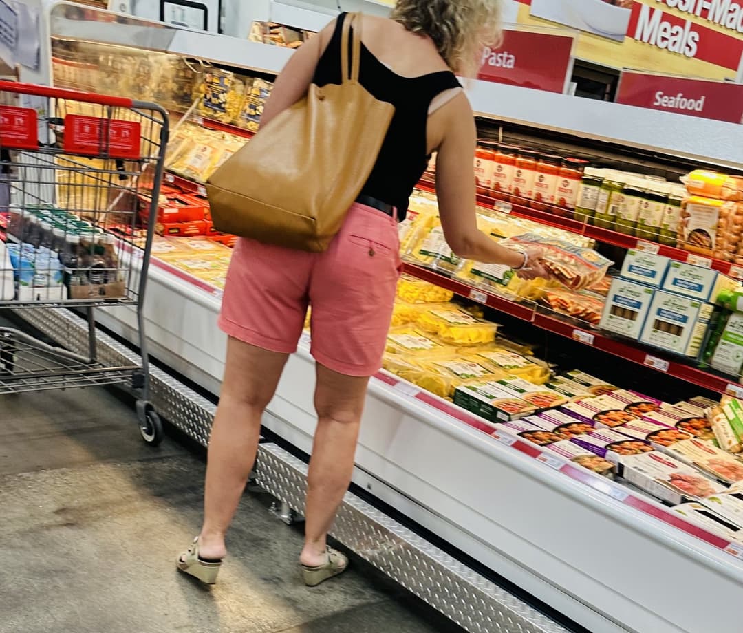 Random HotMoms & Milfs who are Fuckable & there Feet