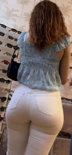 Mujeres hermosas en pantalones apretados pelirroja con curvas increíbles