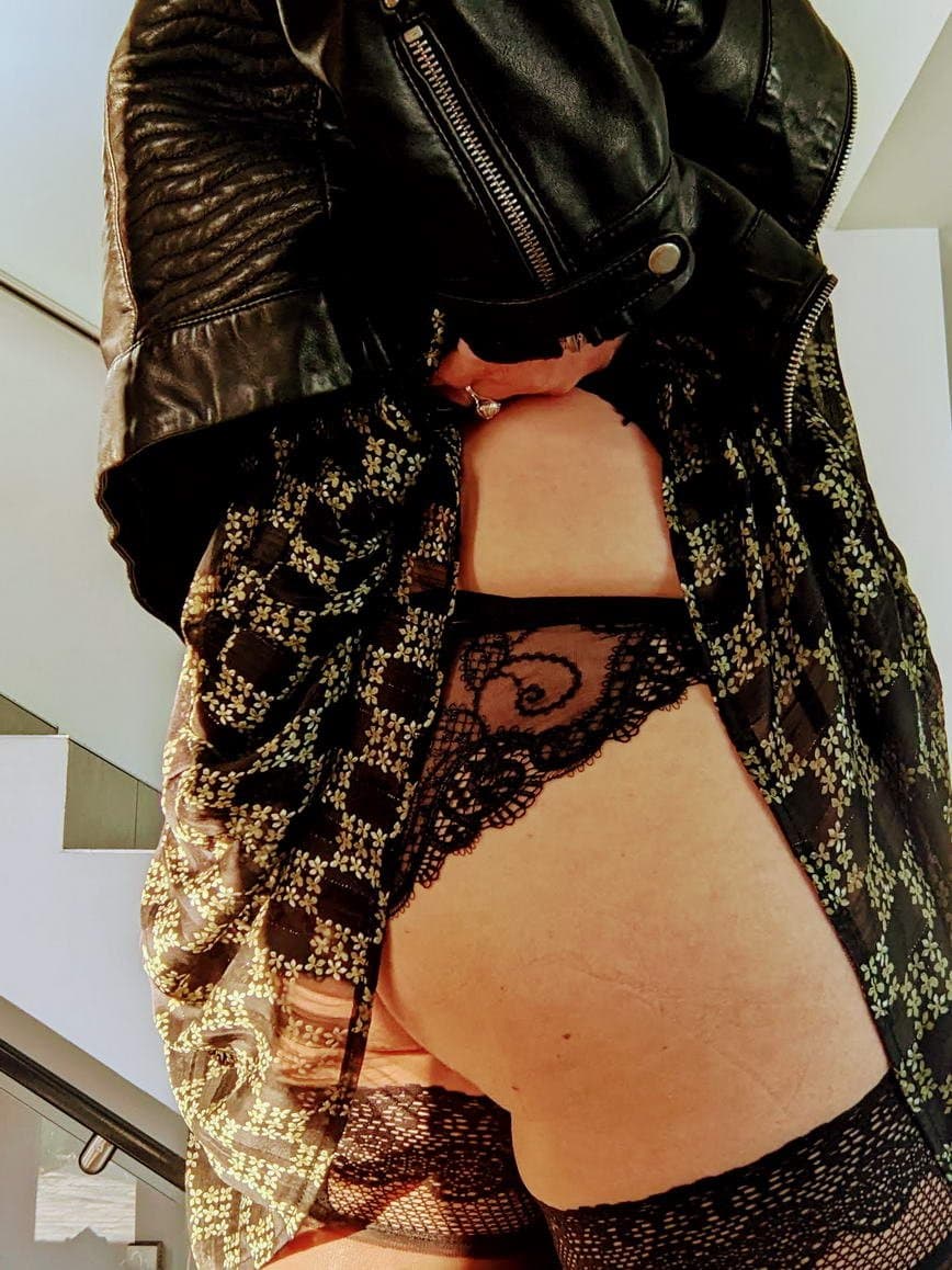 Secretaire salope se masturbe au bureau (France)