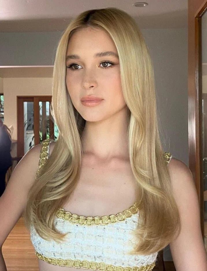 Petite blonde celeb Isabel May is a natural beauty.  Dark eyed perfect face made for jizz