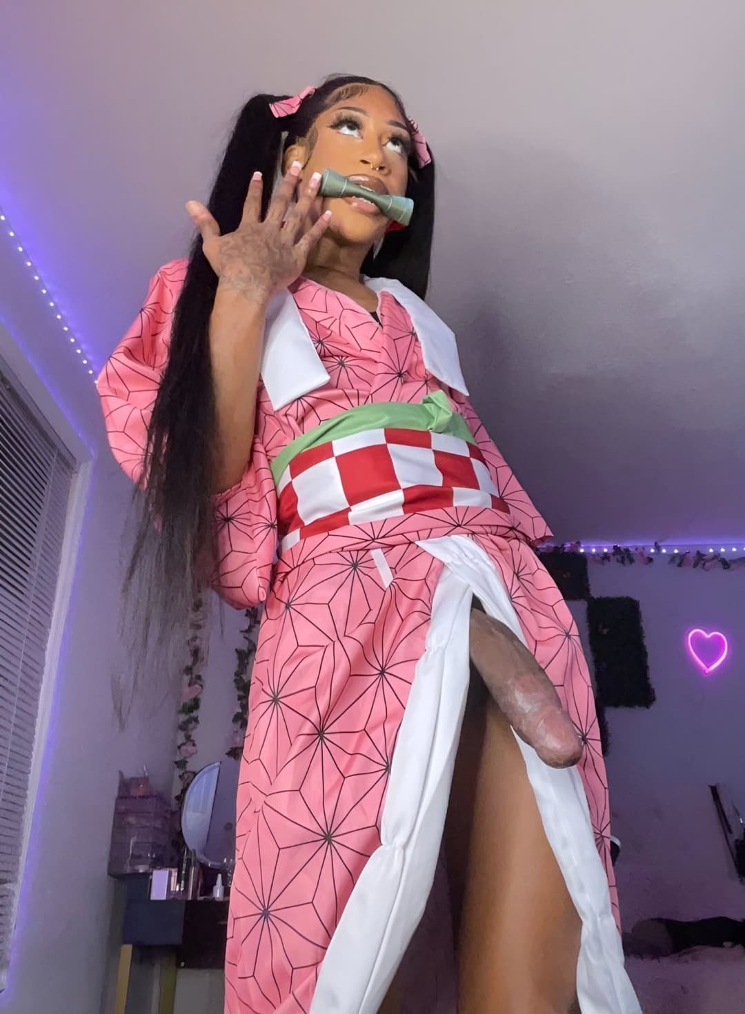 Lindas trans pauzuda de mini saia 02