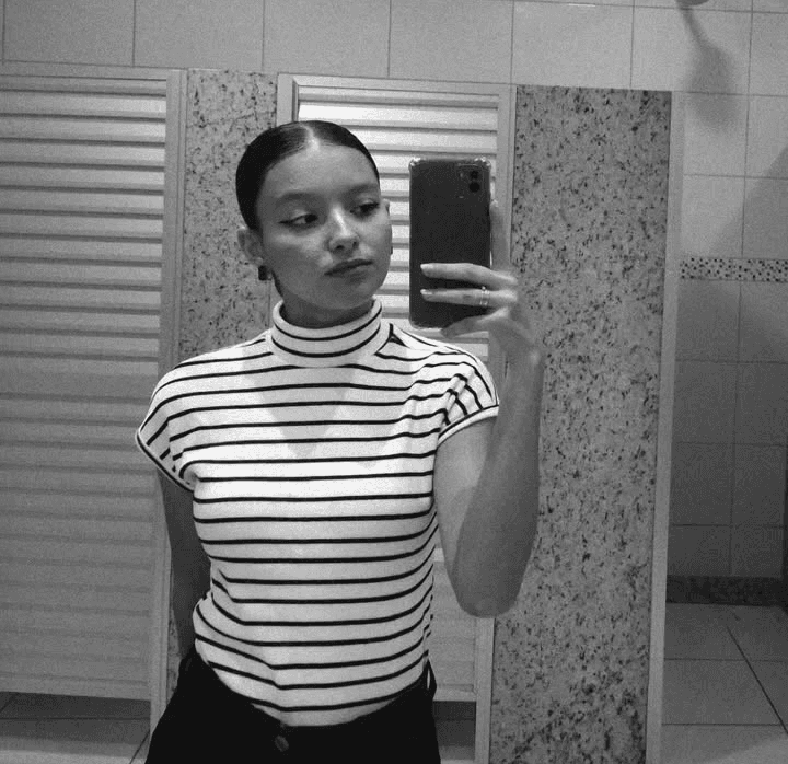 Novinha magrela dando e pagando boquete até gozarem nela!! Branquinha safada