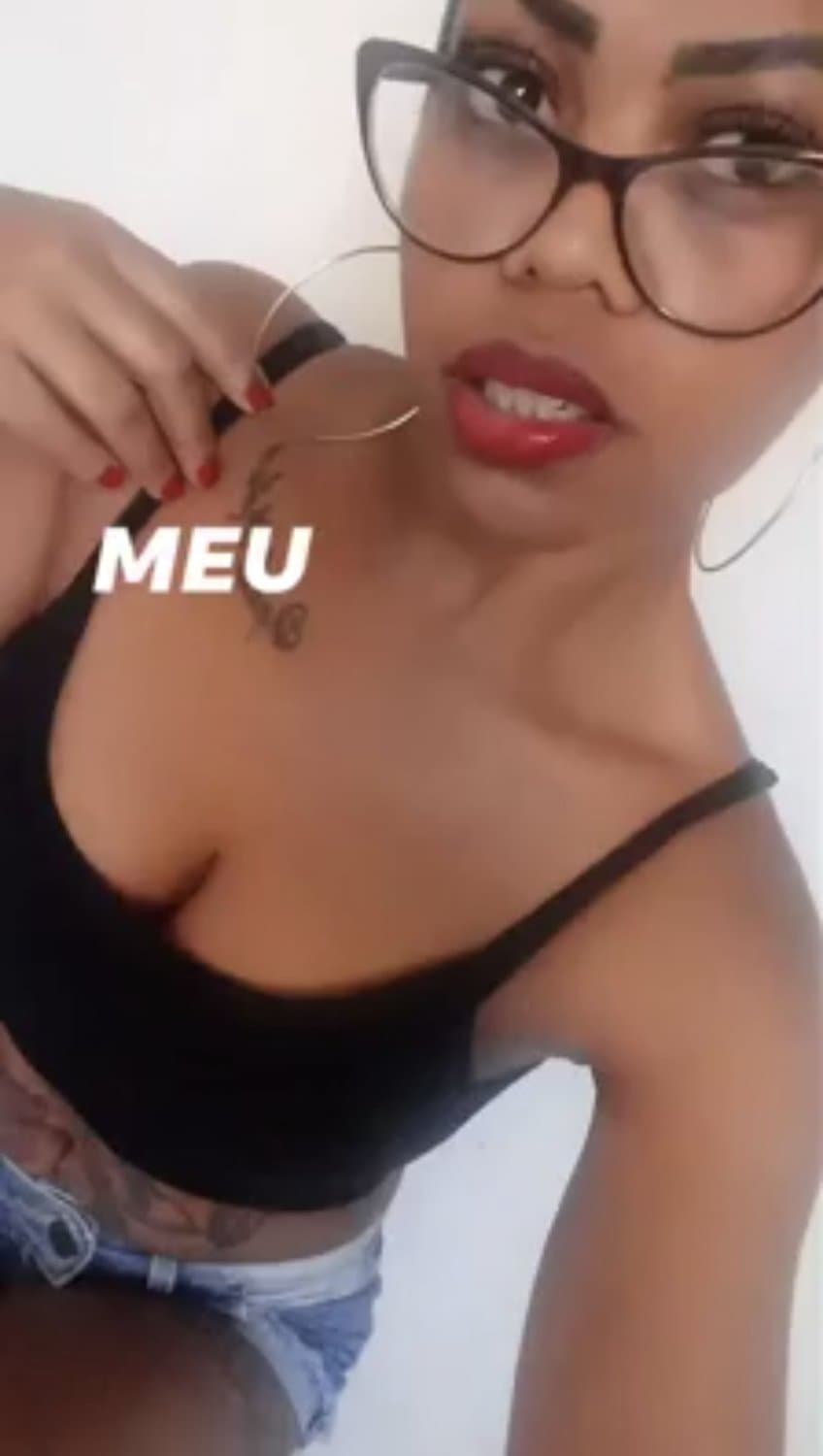 Click to view full size Coroa negra peituda gostosa e safada caiu na net se exibindo| Milf black tits