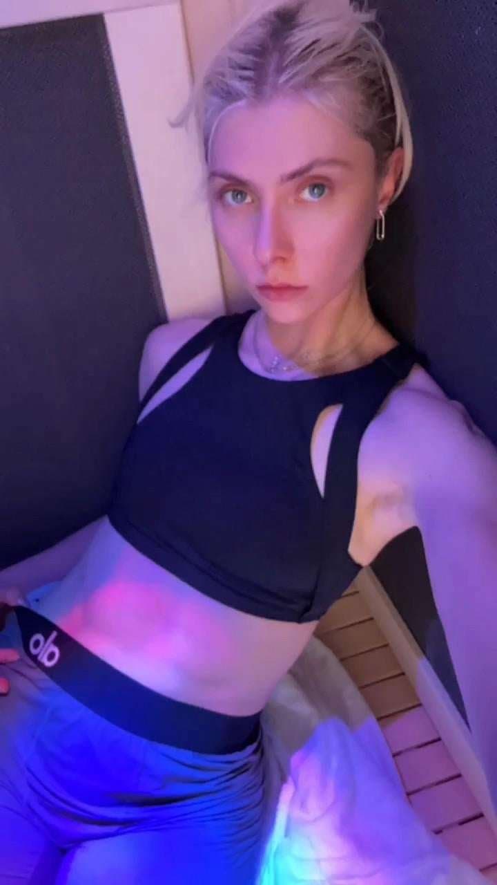 Taylor Momsen Sauna selfies