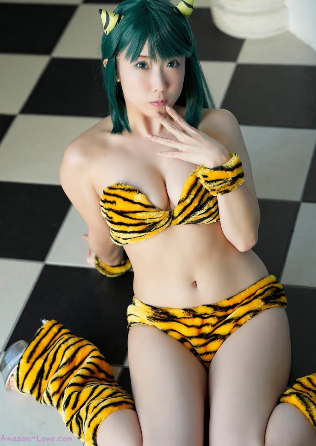Momo Taiga 大河もも, スピサン グラビアフォトブック 「Tigar Peach」 –