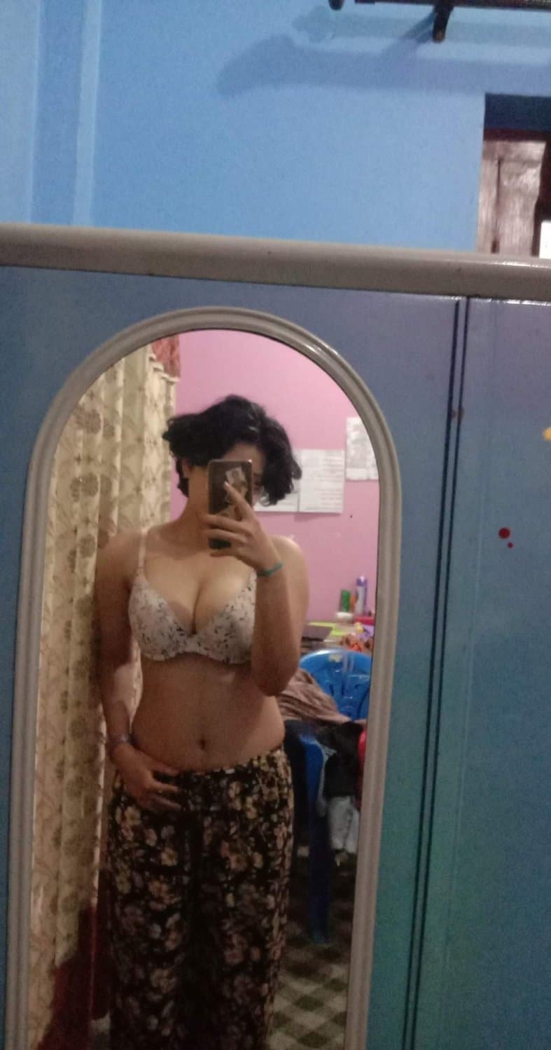 Desi slut - Nice boobs, nude and non-nude