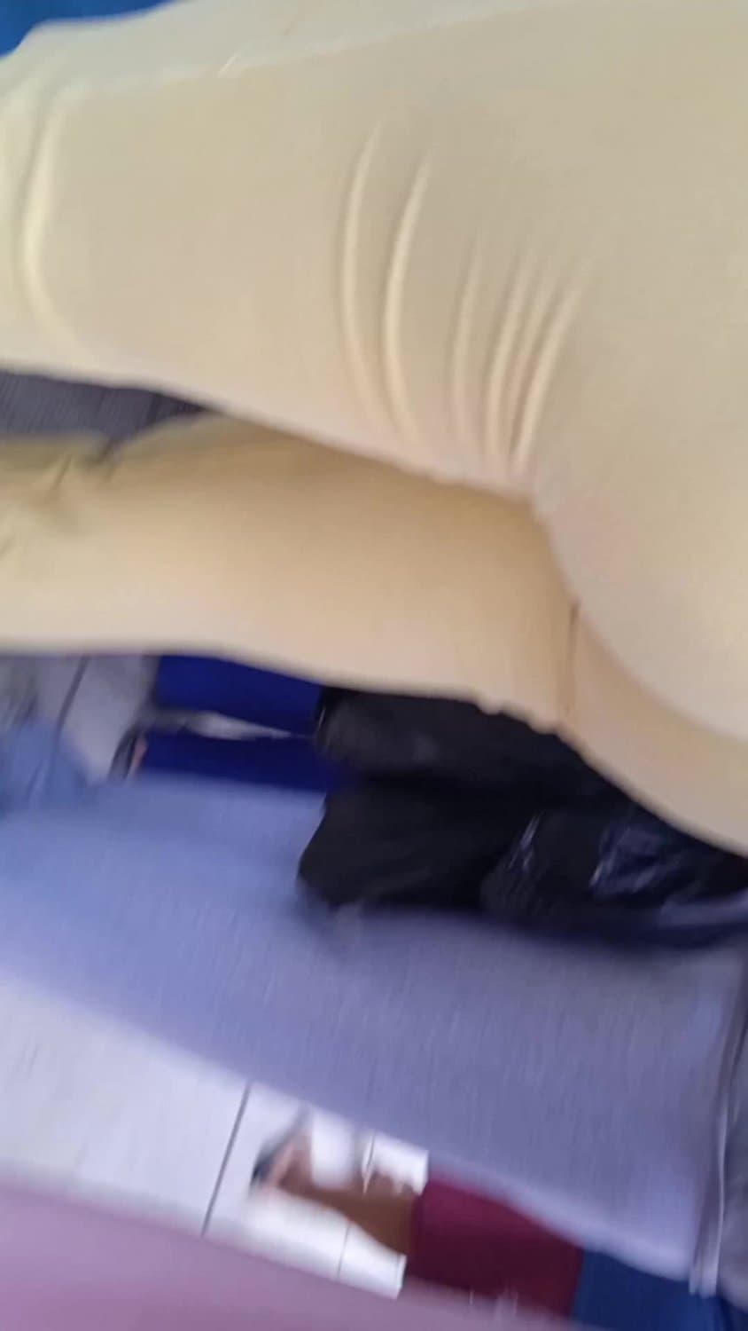 Morena culona de pantalon licra amarillo