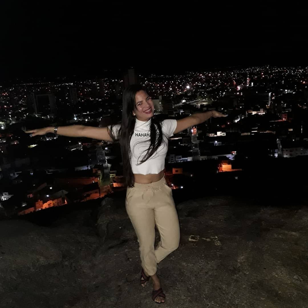 Marido da Rafinha fala que todos bate punheta para ela olha a risadinha dela que saber disso também