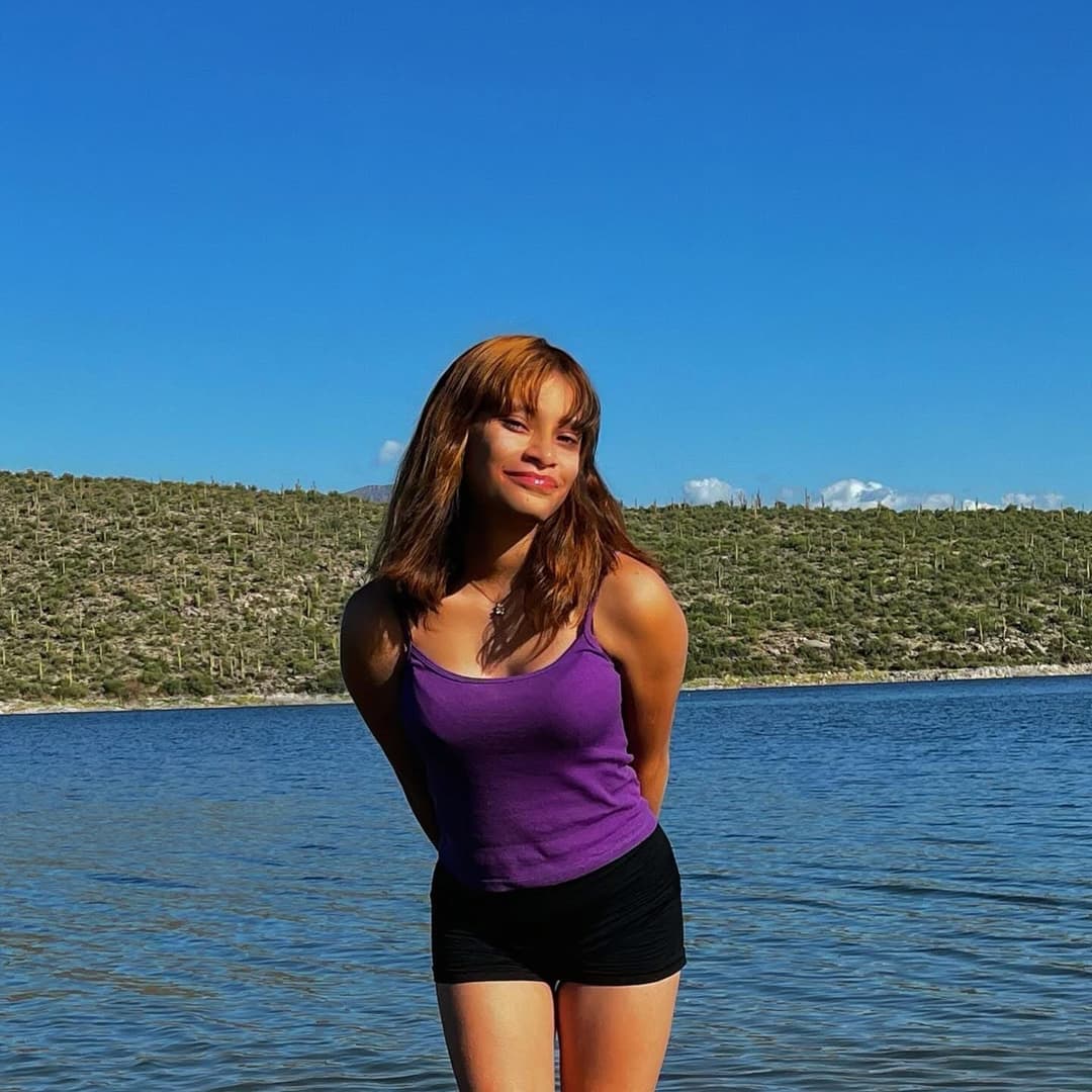 Sexy petite hs teen Dulce Elimar Alecio is sexy and has perfect feet and white toes