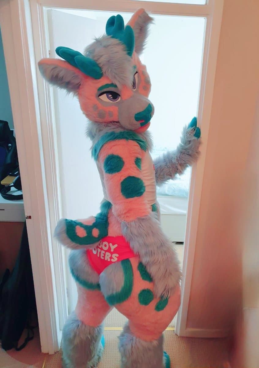 [FURRY] ??? british twink femboy furry with fat ass in deer fursuit (ďêëř_mäġâņ/ďêëřmäġâņäď)