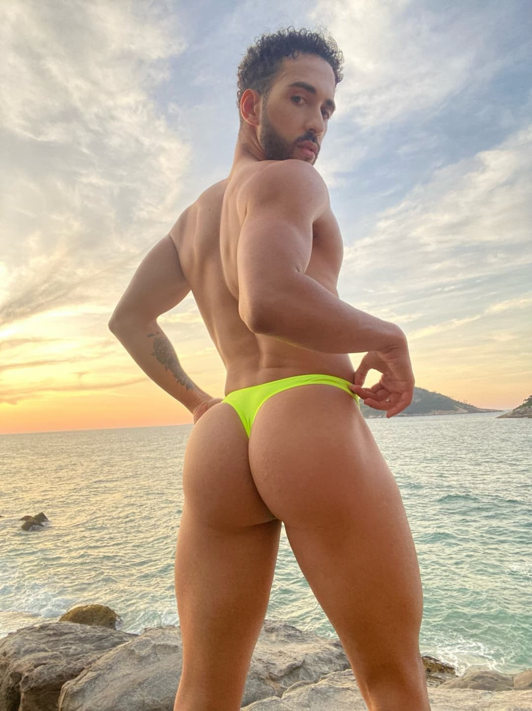 COME GET THAT HOT LATINO GAY ASS