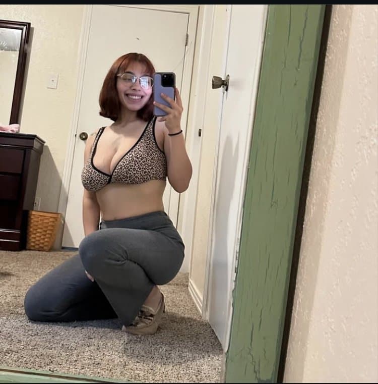 Salpicaría toda mi leche de ver como ya le cuelgan las enormes tetas a mi prima Sara