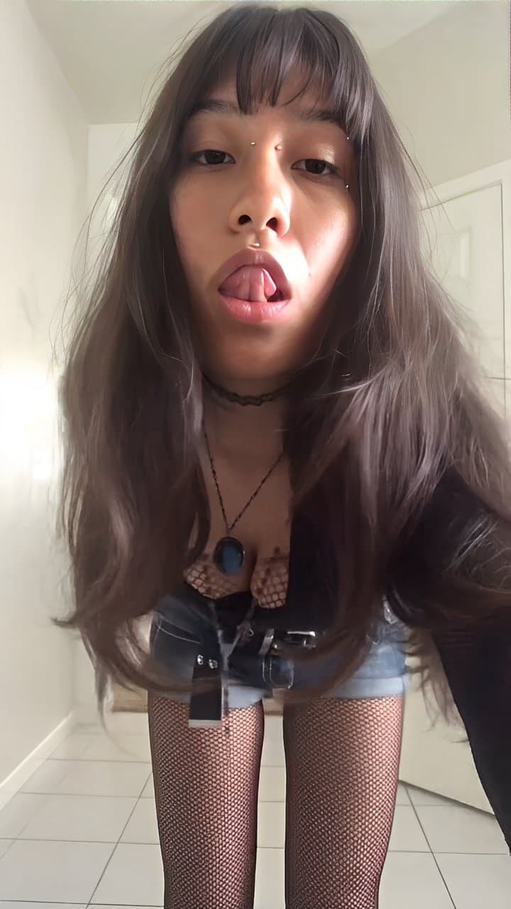 Cocksleeve gabbie showing herself off