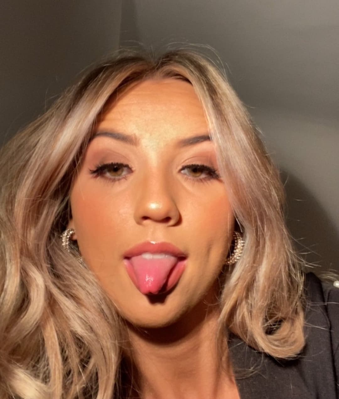 Busty Clio read tags