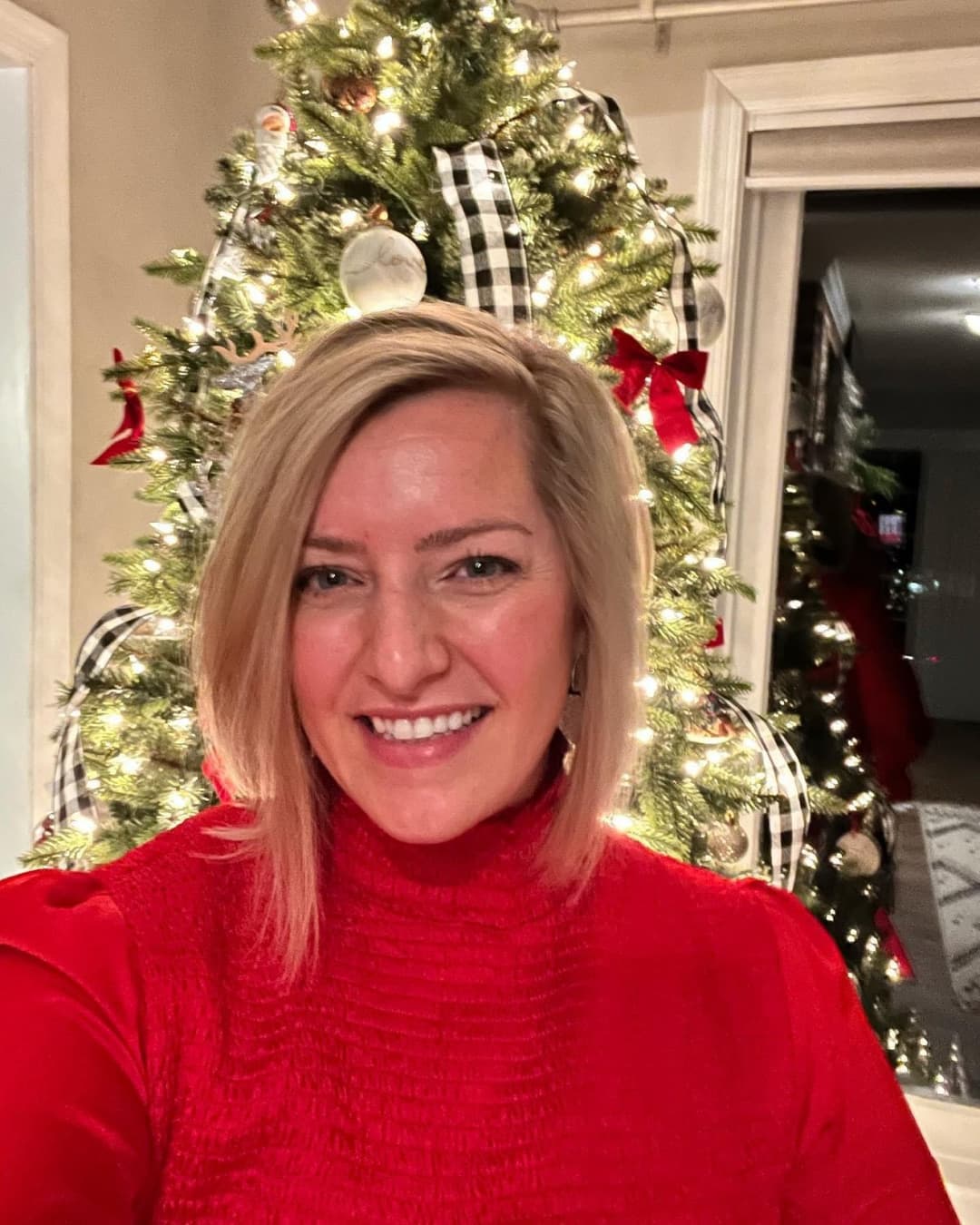 Realt0r hopes the internet forgot when she flashed & fingered herself on spring break