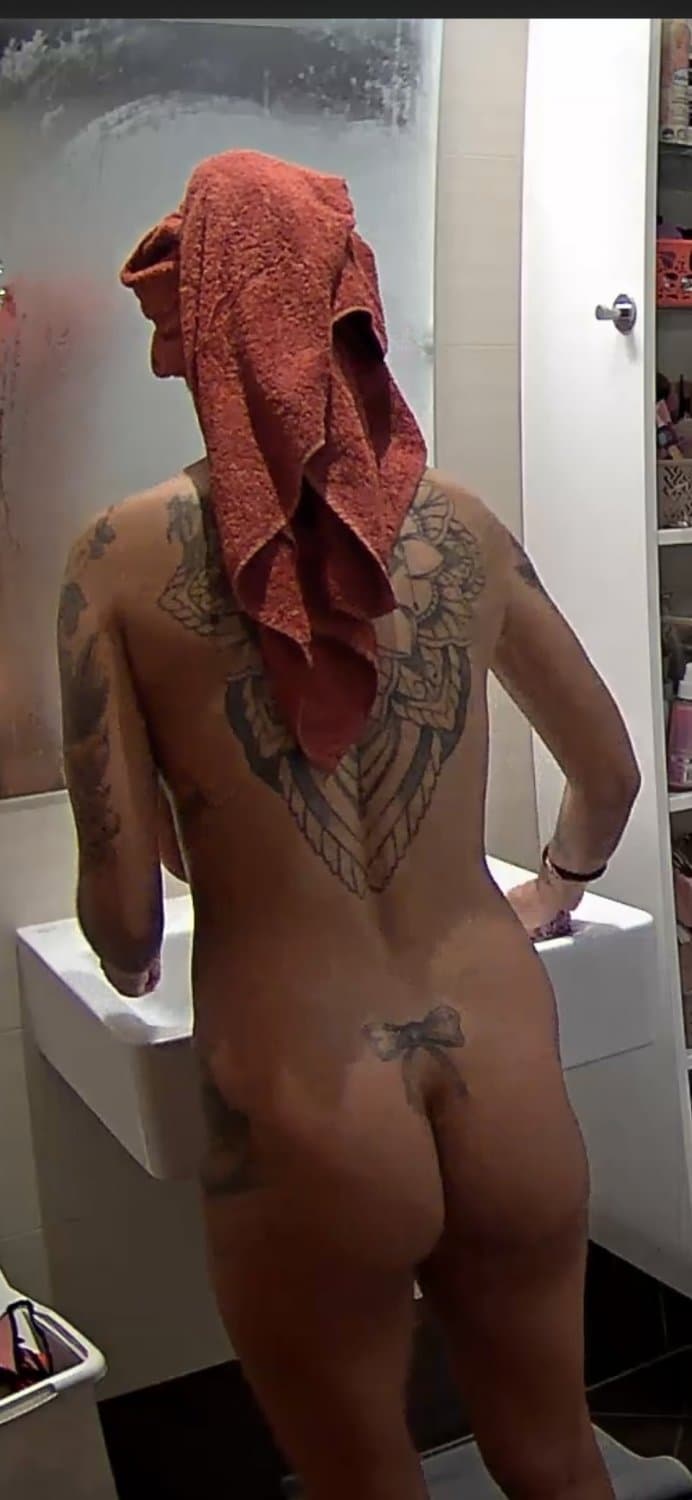 Click to view full size Linda shower n shaving