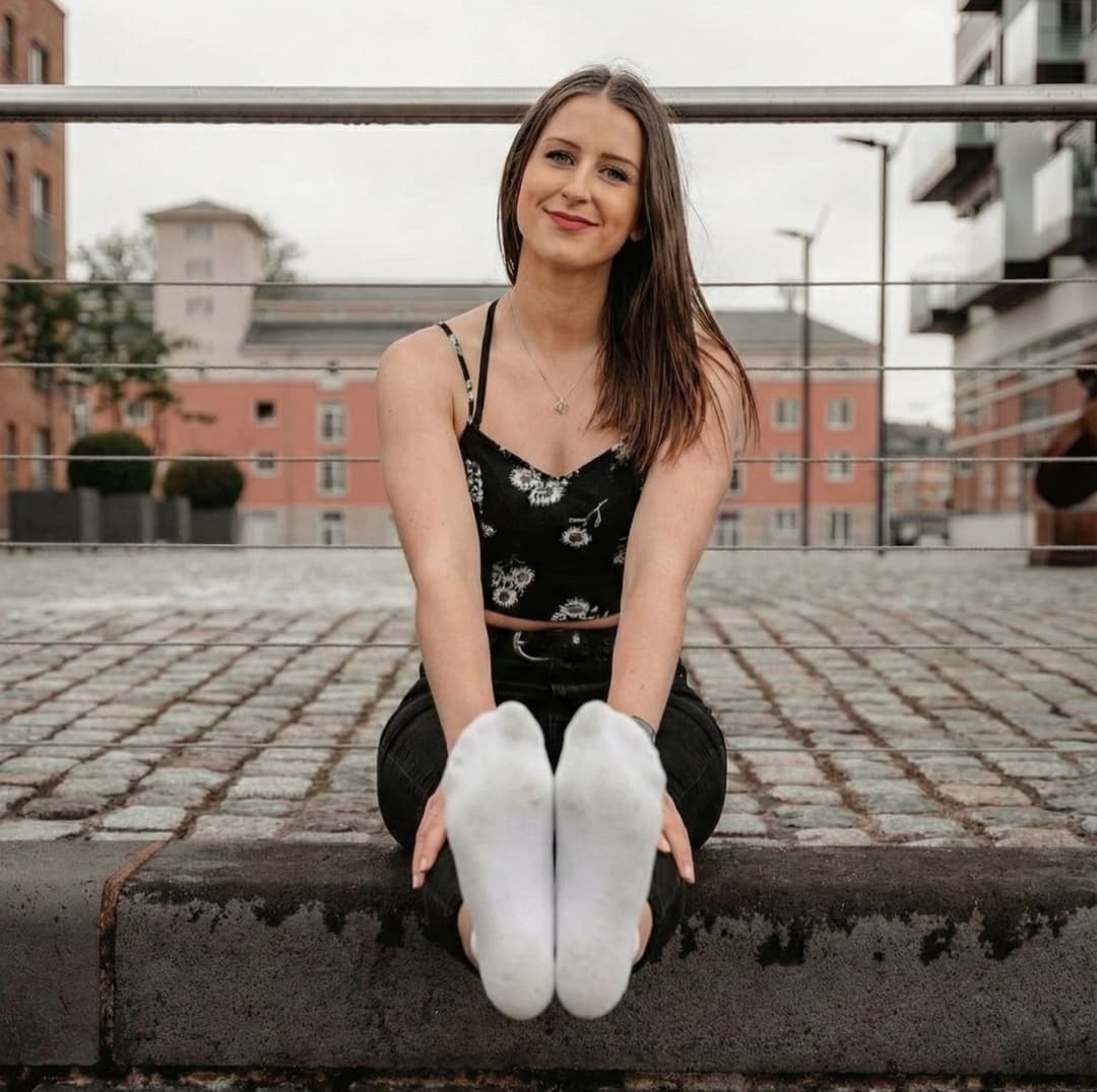 She wants to tease her feet here