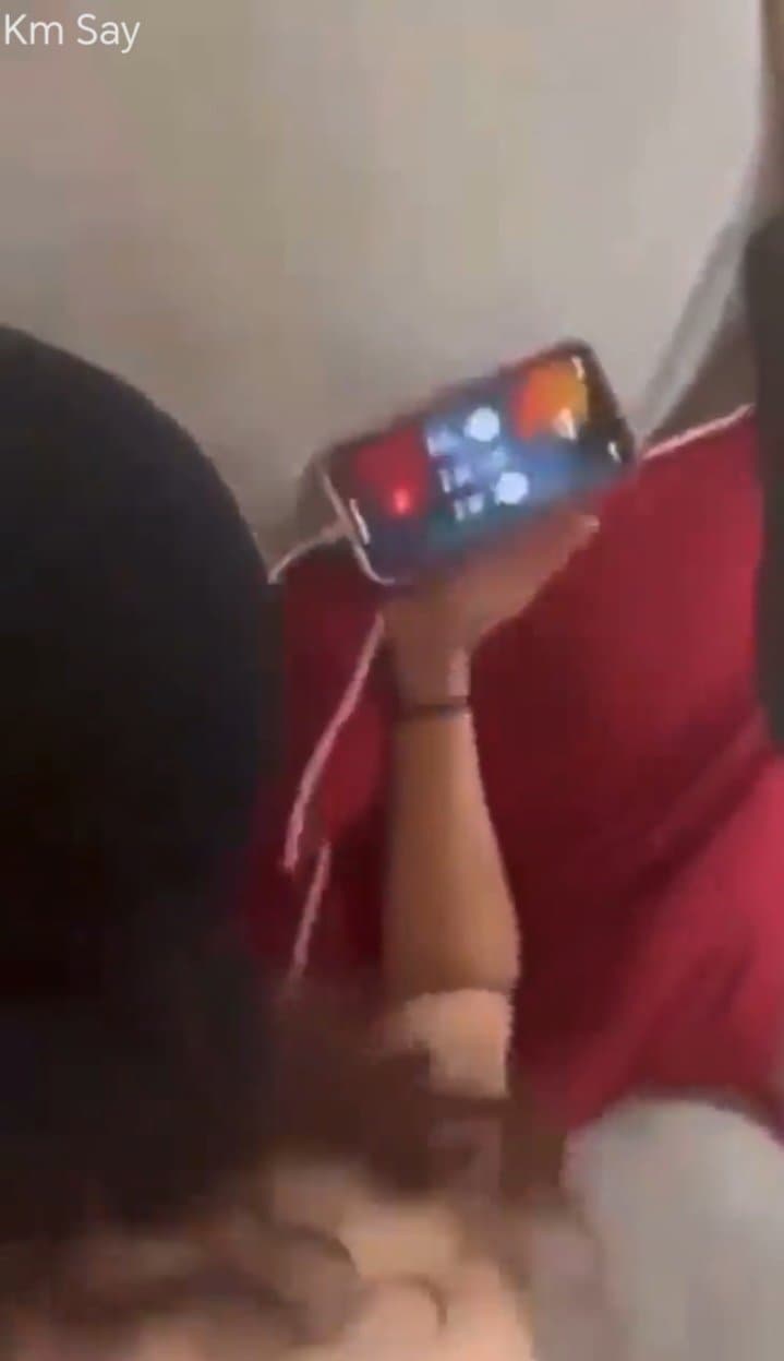 Esposa zorr4 infiel, contesta llamada mientras la están cul34ndo agunanta su gemido, d perr4 cock