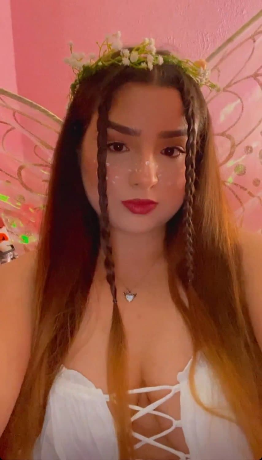 I got her sis nudes her sis got some nice tits and ass bet this bitch does too