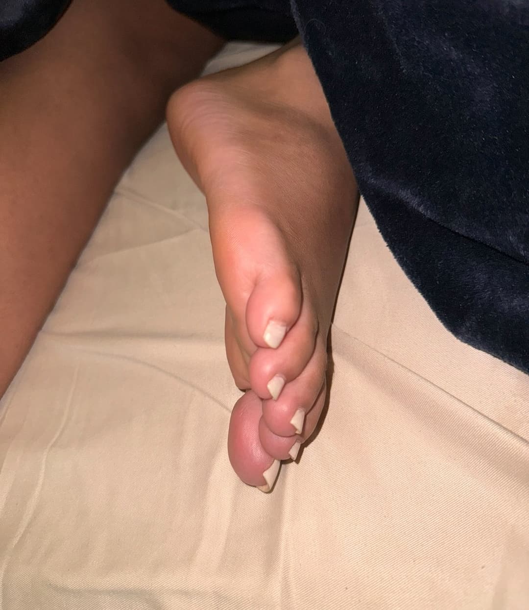 Dormiu de tamanco levou gozada no pezinhos  sleep cum