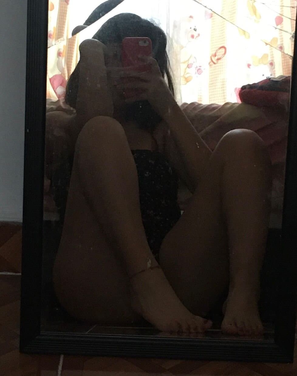 Click to view full size Otros de la morra tetona de pezones grandes y perforados es una perraga de vagina morena