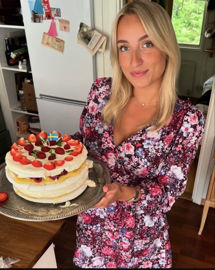 Swedish Denice, 21 Built to take only the biggest of dicks