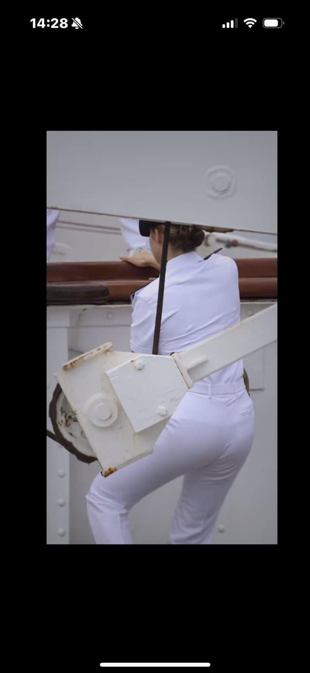 Ella le encanta que nos masturbemos con su orto ella pide pija a gritos y que le den duro