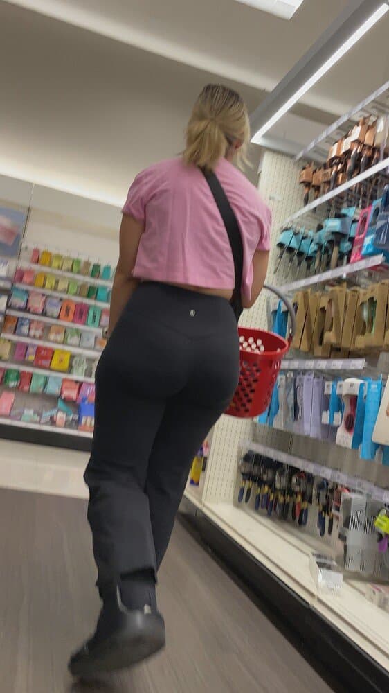 Big Jiggly ass in flared leggings