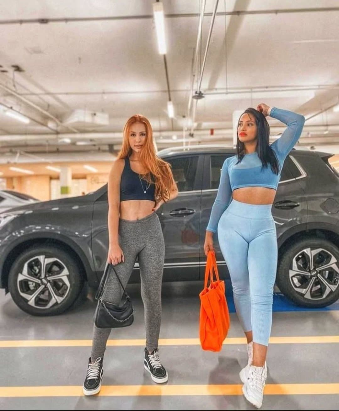 Mala Pink mãe chupando a buceta da filha