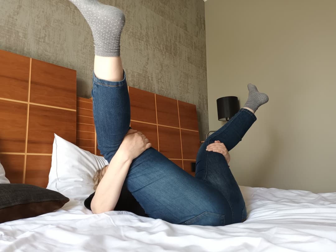 Kate Stern - Sexy Kate shows off her body in tight jeans