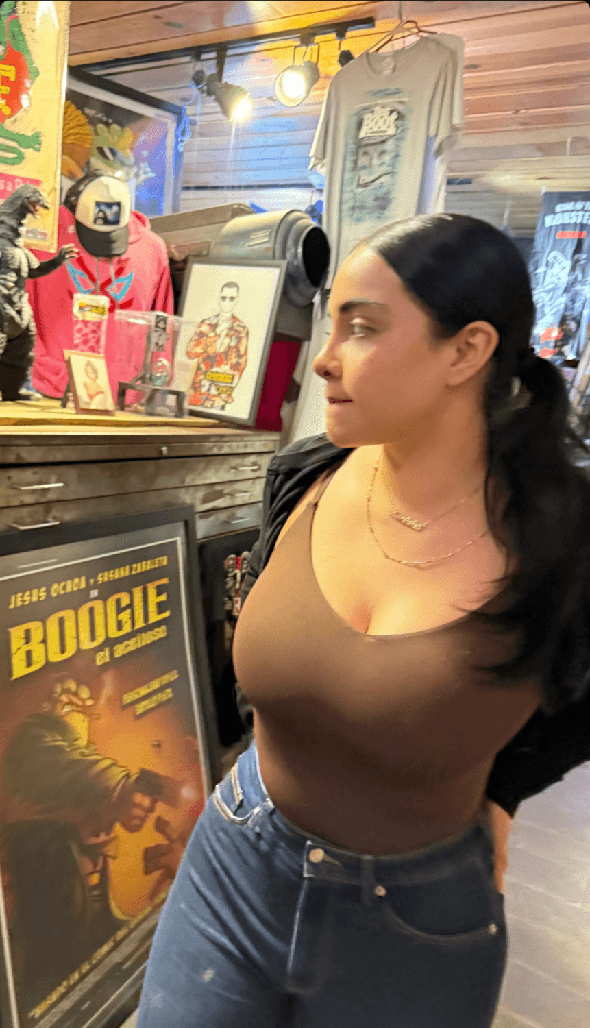 Quiero esa lengüita en mi boca pero ella no sabe que soy bi y la deseo, amo salir con ella