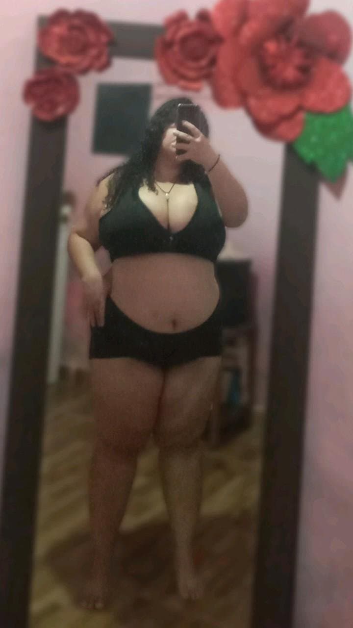 Click to view full size Novinha peituda e rabuda