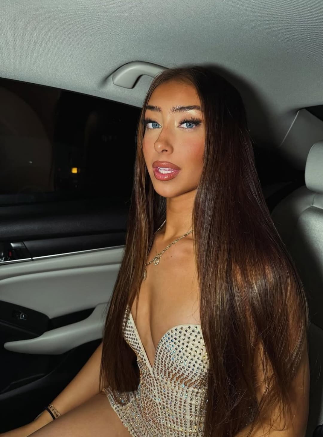 Click to view full size Sexy brunette with a sexy body