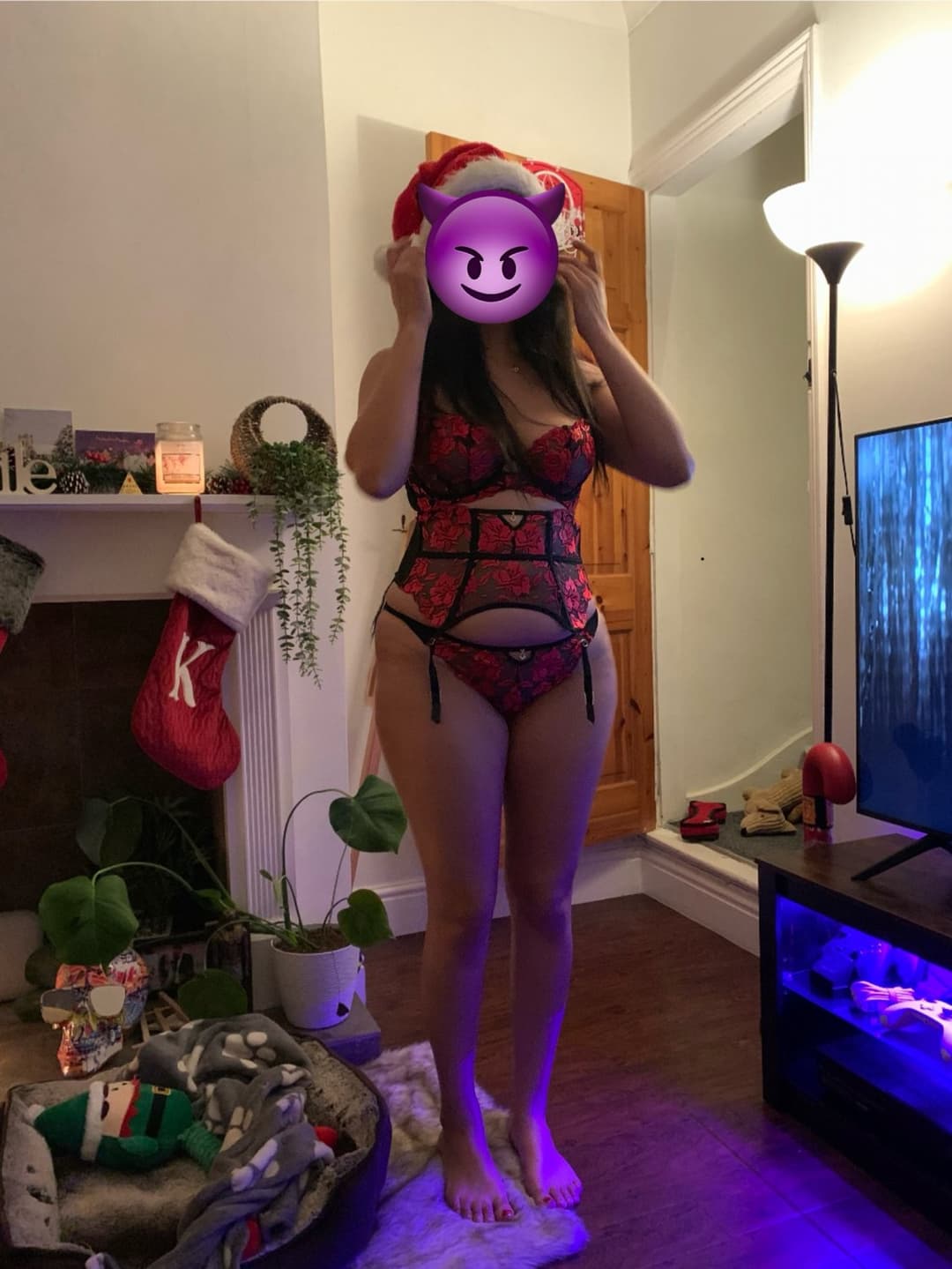 Click to view full size UK Indian wife phat ass Xmas treat. Sharing her great ass for all